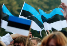 Таллин и Москва открывают новые пути взаимодействия в правовой сфере People wave Estonian national flags as they watch Song of Freedom concert in Tallinn