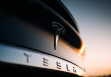 Утечка данных владельцев Tesla и активность DOGEQUEST всколыхнули США RigaLv-Aug272019TeslaLogoAtThe