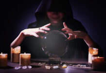 В Госдуме разработали законопроект для защиты граждан от недобросовестных эзотерических практик SoothsayerUsingCrystalBallToPredictFutureAtTableIn