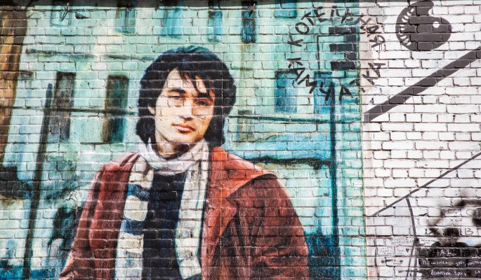 "Не соприкасаются полями": музыкальный критик сравнил Цоя с мировой иконой рока