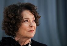 Владимир Путин поддержал Марию Голубкину после ухода Ларисы Голубкиной в Москве vladimir putin podderzhal mariyu golubkinu posle uhoda larisy golubkinoj v moskve-news-blog-ru-174284304700-0