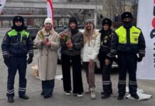 Владивостокские автоледи получили праздничные поздравления от ГИБДД vladivostokskie avtoledi poluchili prazdnichnye pozdravleniya ot gibdd-news-blog-ru-174171001000-0