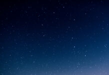 Волшебное сияние осветило ночное небо Химок и Зеленограда NightSkyFullOfStarsAndSunriseOnTheBackground