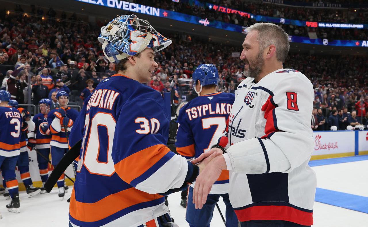 Вратарь Айлендерс Илья Сорокин и капитан Вашингтон Кэпиталз Александр Овечкин (Bruce Bennett / Getty Images)