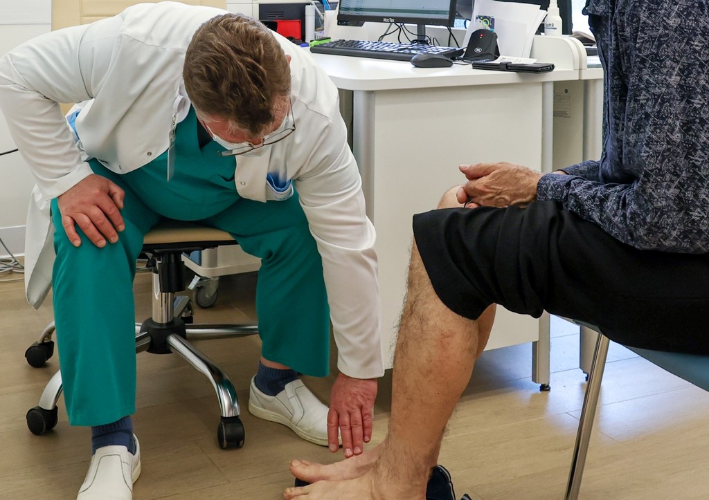 Травматолог назвала частую причину отека суставов