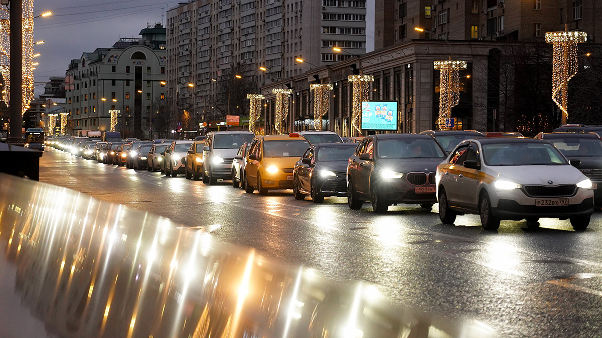 Уровень заторов на дорогах Москвы достиг девяти баллов