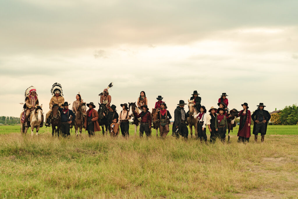 Группа наездников с конной стойкой в поле