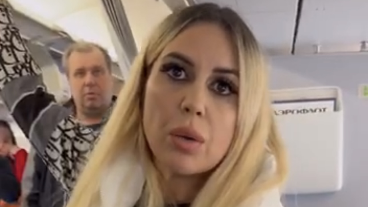 Треш-блогер Аленушка ТВ поскандалила с Мизулиной на борту самолета