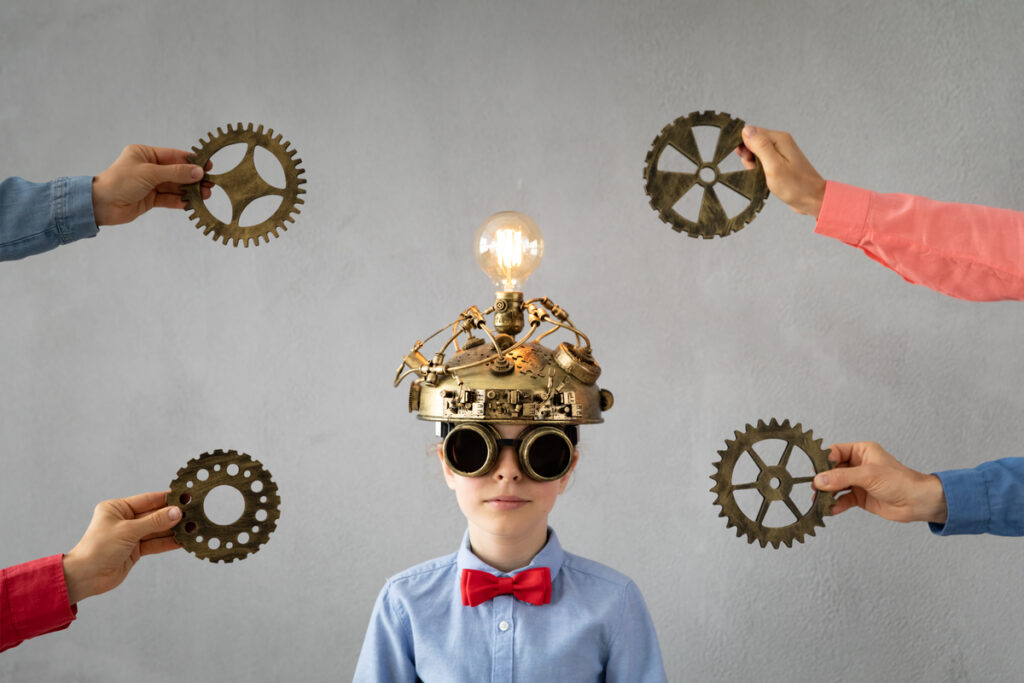 мальчик к лампочкой на голове