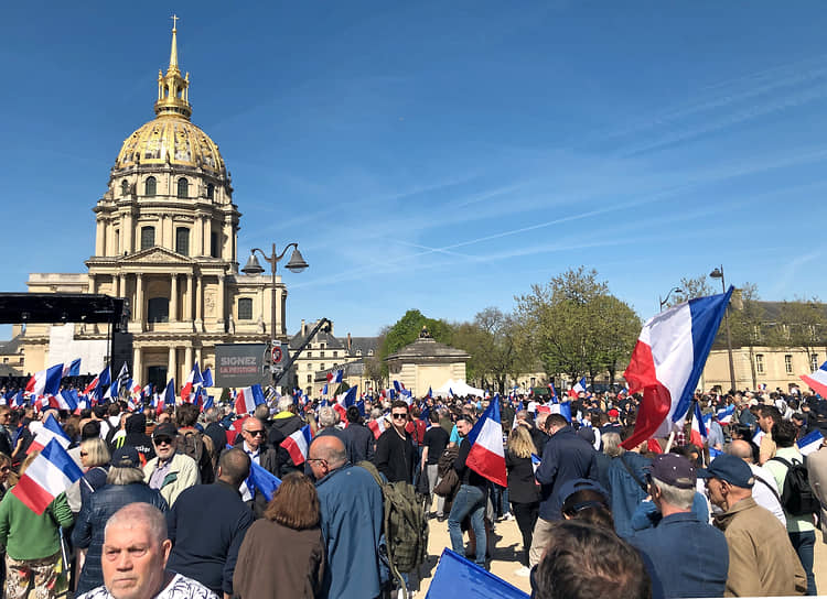 Митинг в поддержку Марин Ле Пен на площади у собора Дома инвалидов