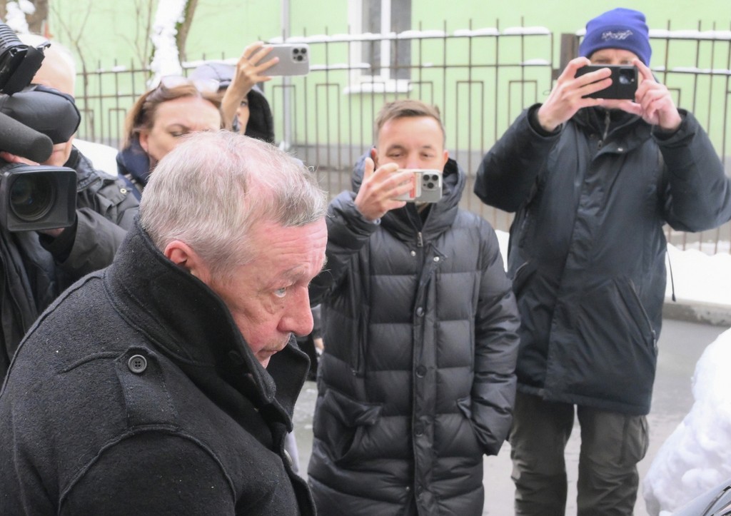 Михаил Ефремов, освободившийся из колонии по условно-досрочному освобождению, у своего дома в Москве