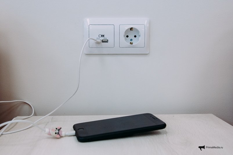 Смартфон на зарядке Мария Смитюк, ИА PrimaMedia