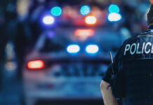 Общество Южной Каролины сплачивается после трагедии в Миртл-Бич AmericanPolicemanAndPoliceCarInTheBackground