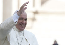 Папа Франциск прощается с Собором Святого Петра в светлой атмосфере VaticanCityVatican-October22PopeFrancisGreets