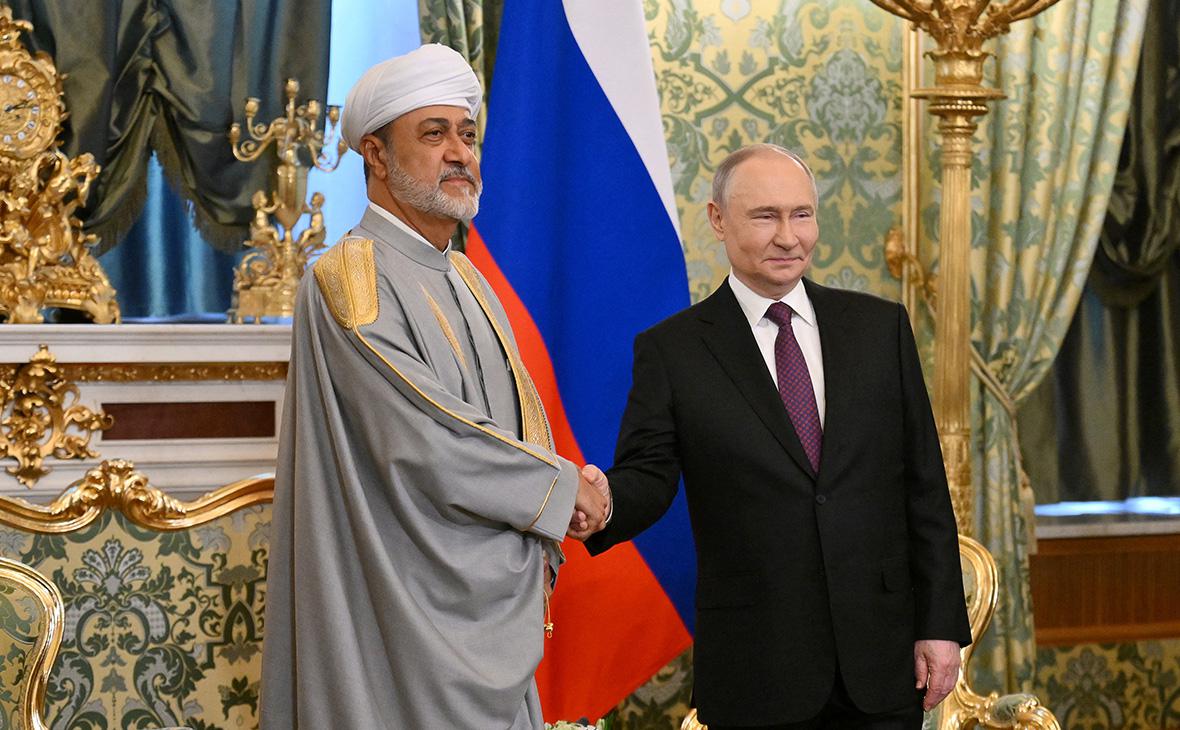 Хейсам бен Тарик Аль Саид и Владимир Путин (Кристина Кормилицына / Sputnik / Reuters)