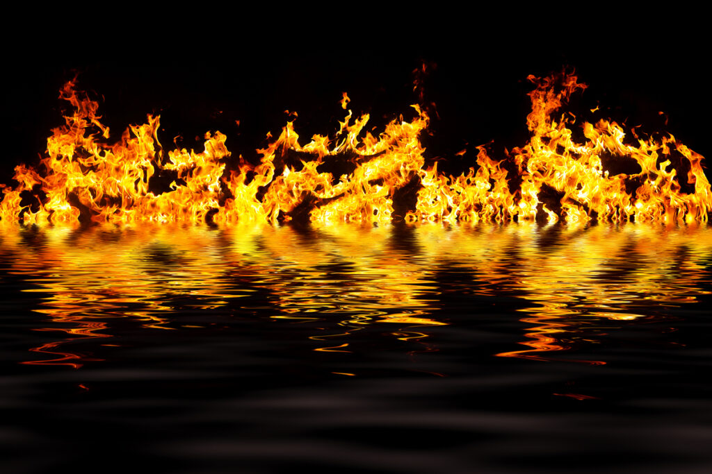 Пылающее пламя на черном фоне