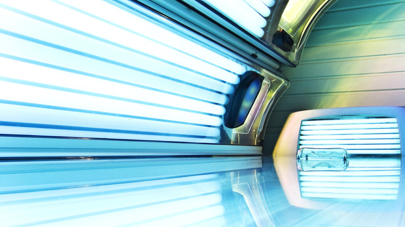 Врач Ахмаев напомнил, что загорать в солярии небезопасно