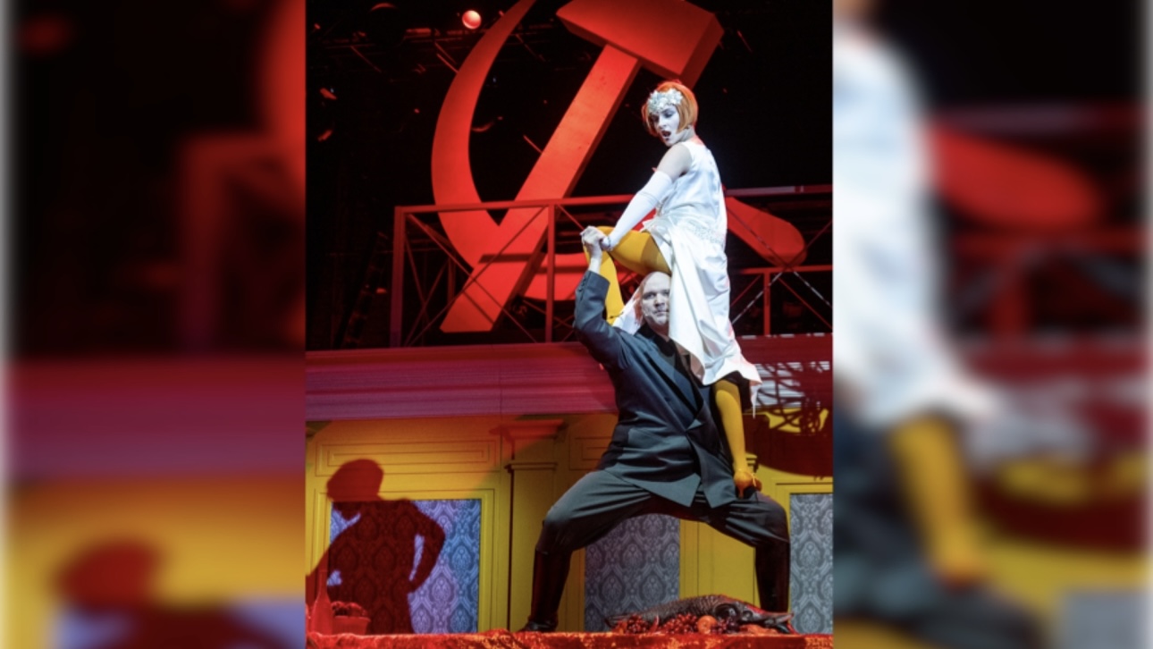 Дмитрий Подадаев в роли секретаря товарища Лассальченко и Глафира Лебедева (Эльзевира Ренессанс)