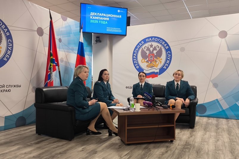 Представители управления Федеральной налоговой службы по Приморскому краю рассказывают журналистам о декларационной кампании 2025 года. Василий Тихонов, ИА PrimaMedia