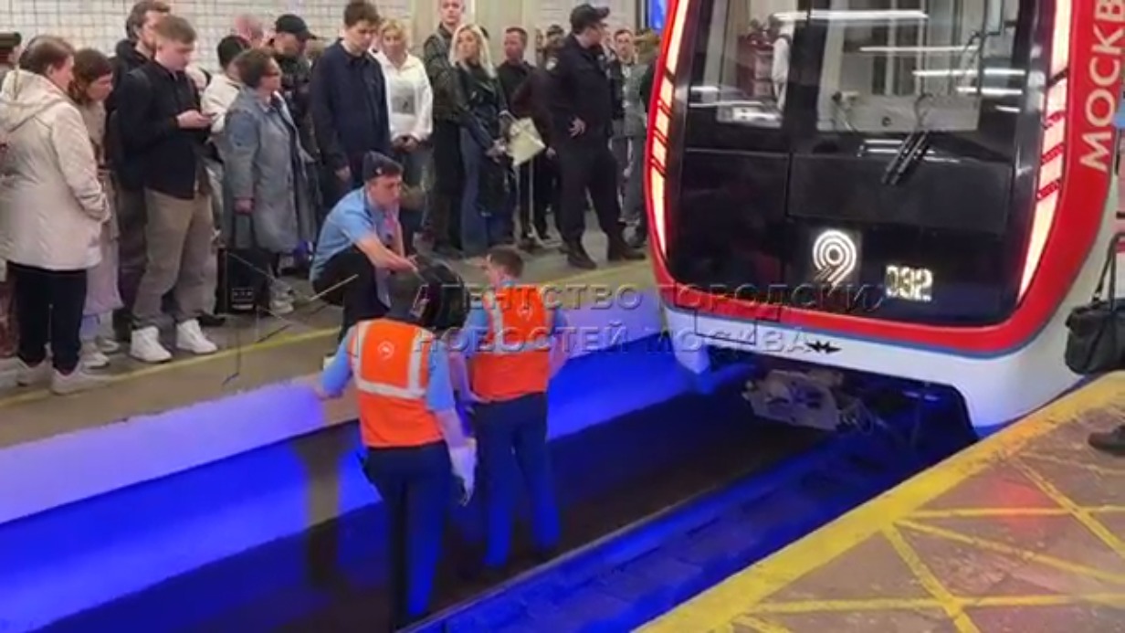 СМИ: Пассажир упал под поезд на станции метро «Полежаевская» в Москве