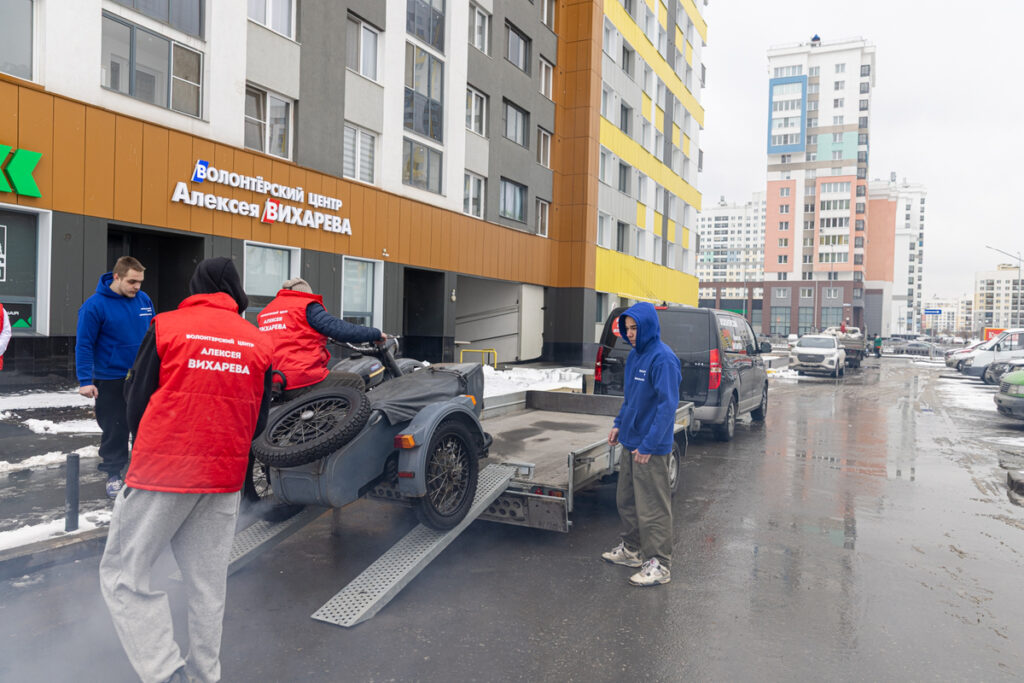 Алексей Вихарев передал мотоцикл Урал из Ирбита военным СВО для ДНР и ЛНР