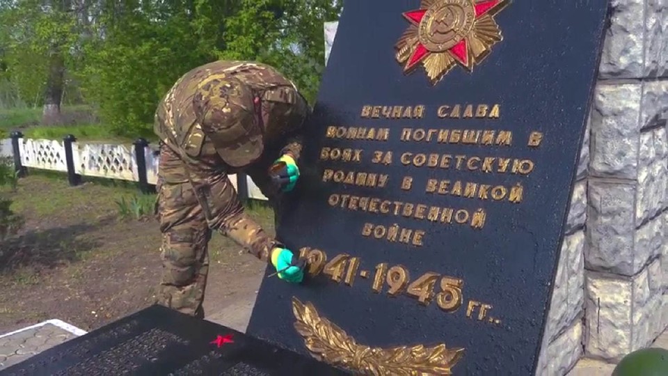 К 80-летию Победы в Запорожской области наши воины привели в порядок памятники. Фото: кадр видео