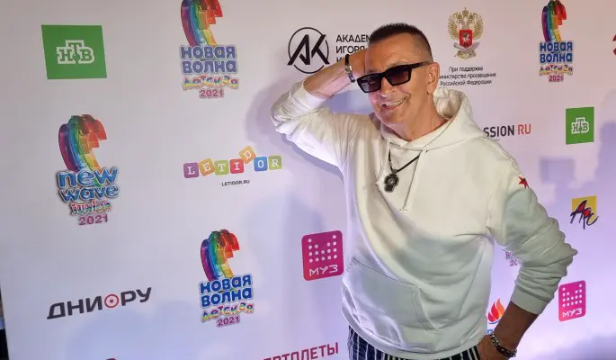 Молодой отец Александр Буйнов в коротких шортиках похвалился своим малышом