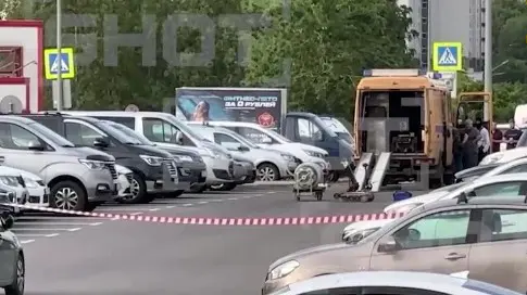 Shot: Робот-сапер снял странную коробку с днища иномарки в Москве