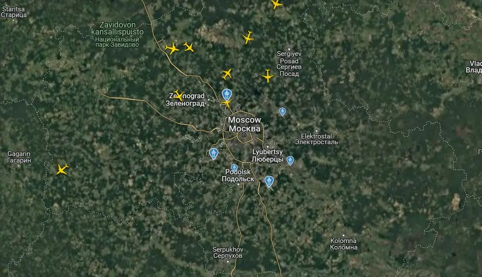 План «Ковер» в аэропортах, работает ПВО: Москву и Подмосковье атаковали беспилотники | Источник: Flightradar24.com
