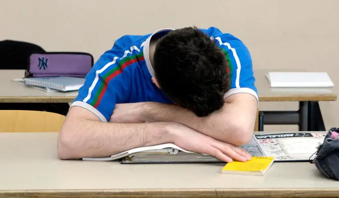 Дневная сонливость опасна? Людей с недосыпом предупредили о серьезном заболевании