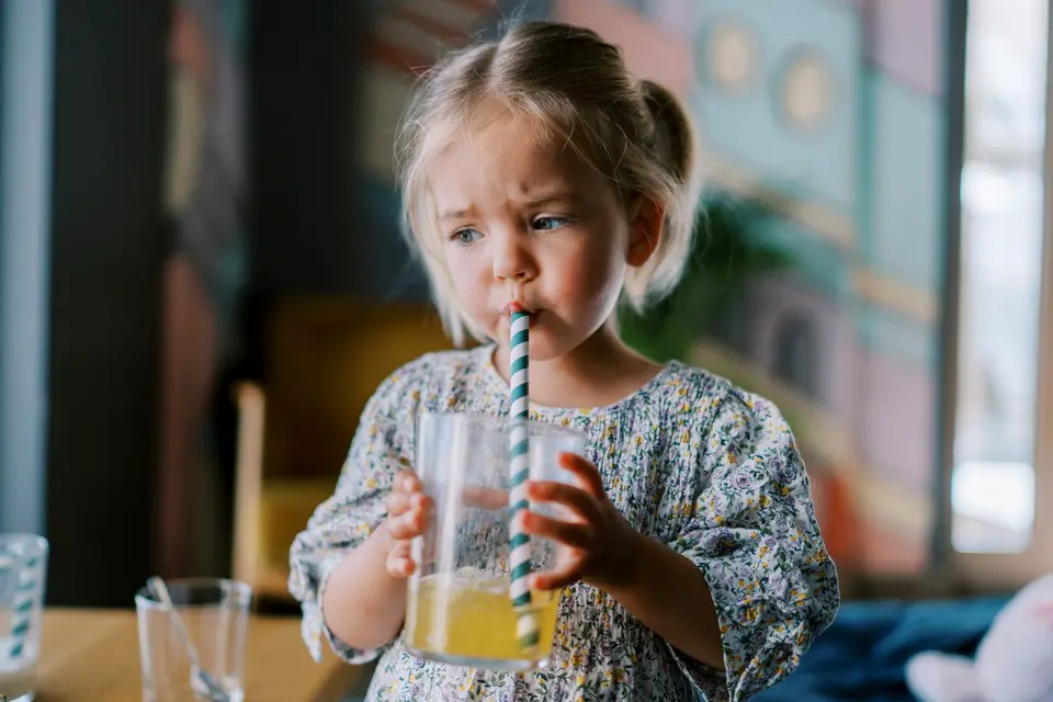 Исследование неопровержимо доказало: сахар из соков и сладкой газировки – главная угроза нашему обмену веществ. Именно в жидкой форме он повышает риски развития сахарного диабета очень существенно.