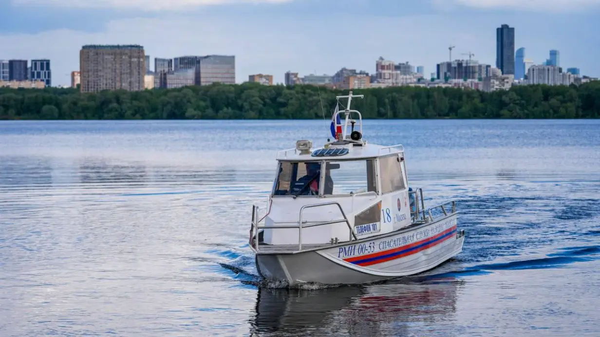 Столичные спасатели усилили патрулирование городских водоемов из-за жары