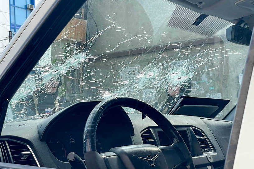 В ходе перестрелки полицейскую машину буквально изрешетили