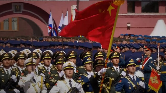 vladimir putin i gosti iz kitaya na parade pobedy s t34 i giaczintk-news-blog-ru-174678814300-0