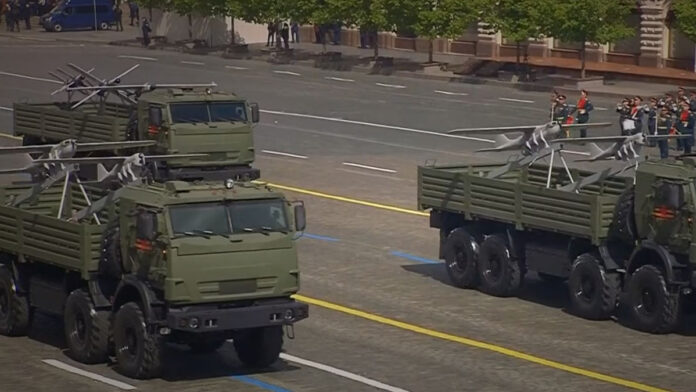 vladimir putin prodemonstriroval novejshie drony i tanki t90m proryv na krasnoj ploshhadi-news-blog-ru-174678754400-0