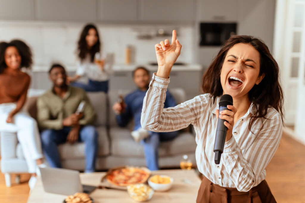 Женщина страстно поет с микрофоном