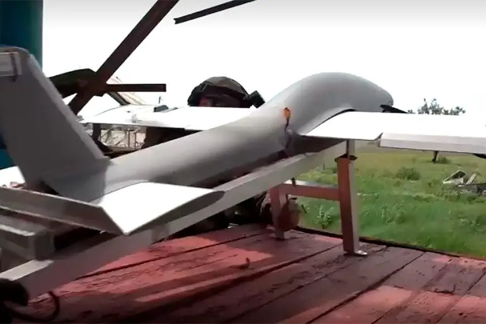 Минобороны России демонстрирует кадры боевой работы расчета ударного беспилотного летательного аппарата (БПЛА) самолетного типа «Молния-2»
