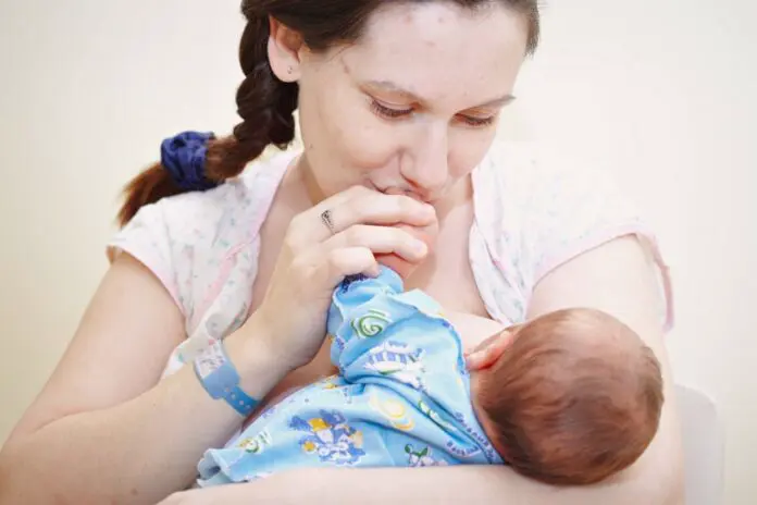 Денис Паслер и Единая карта «Уралочка» помогли 100 мамам области-0