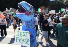 Дональд Трамп, ICE и Алекс Джонс обсуждают влияние ложных видео на Калифорнию donald tramp i aleks dzhons obsuzhdayut vliyanie lozhnyh video na kaliforniyu-news-blog-ru-0