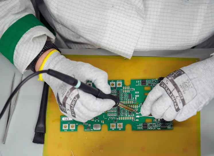 Минцифры и Сбер обсуждают новые перспективы развития отечественной электроники-0