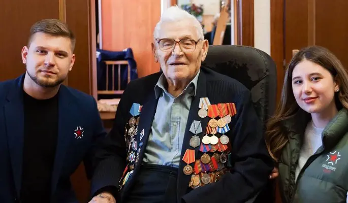 Активисты проекта "Молодежь Москвы" вручат подарки участникам Парада Победы