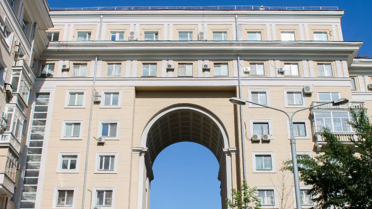 В двух жилых домах на улице Земляной Вал в 2025 году произведут замену всего лифтового оборудования