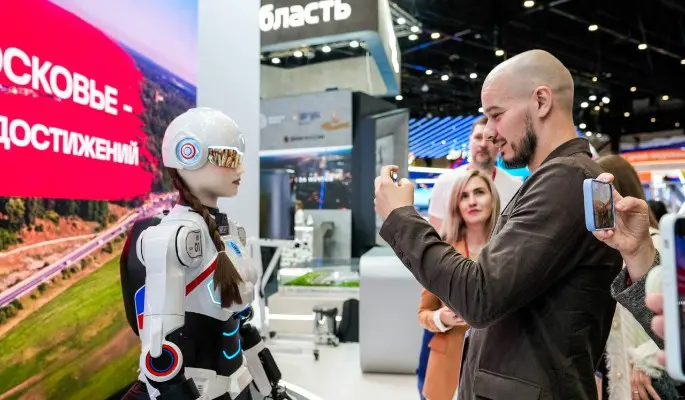 Стенд Подмосковья на ПМЭФ-2025 показывает виртуальные игры, роботов и цифровые бизнес-сервисы