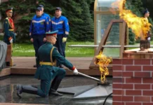 Профилактика вечного огня у Кремля проходит в Александровском саду с Мосгазом и Анной Шатиловой profilaktika vechnogo ognya u kremlya prohodit v aleksandrovskom sadu s mosgazom i annoj shatilovoj-news-blog-ru-0