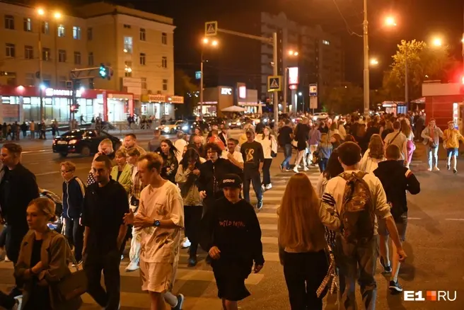 Каждый регион устанавливает свои возрастные и временные ограничения | Источник: Дмитрий Емельянов / E1.RU