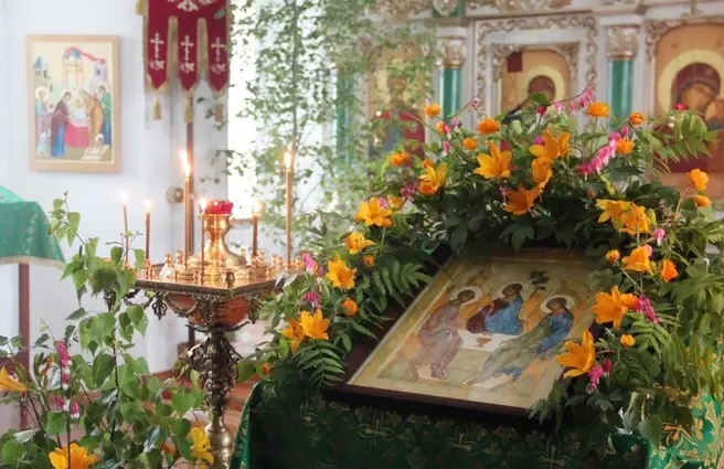 Церкви к празднику украшают свежей травой и ветками березы | Источник: Евгений Ефремов / Vk.com