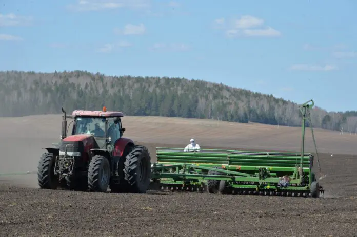 Успешно завершена посевная в Свердловской области при поддержке Паслера и Кузнецовой-0