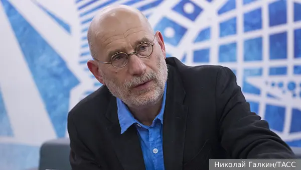 Суд приговорил писателя Акунина заочно к 14 годам лишения свободы