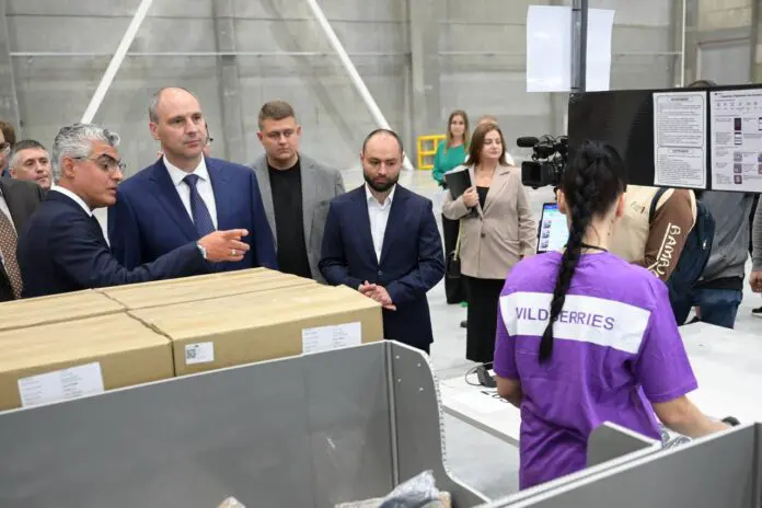 Денис Паслер и Роберт Мирзоян открыли инновационную площадку Wildberries в Екатеринбурге-0