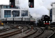 Карл III прощается с королевским поездом в духе современной монархии karl proshhaetsya s korolevskim poezdom v duhe sovremennoj monarhii-news-blog-ru-0